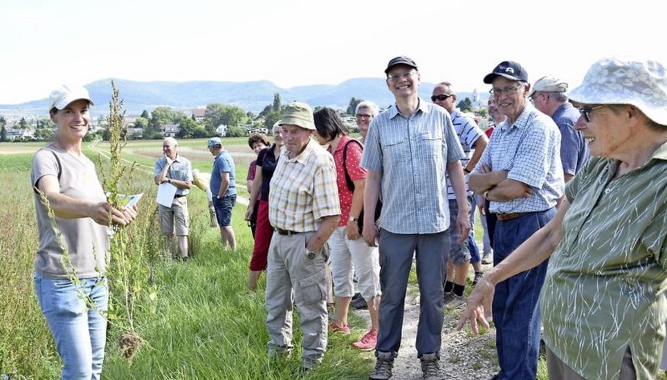 Biologin Gabi Uehlinger (links) zeigte bei einer Flurbegehung auf, welche Pflanzen und Tiere durch das Projekt «Neunkirch Süd» gefördert werden sollen. Bild Saskia Baumgartner
