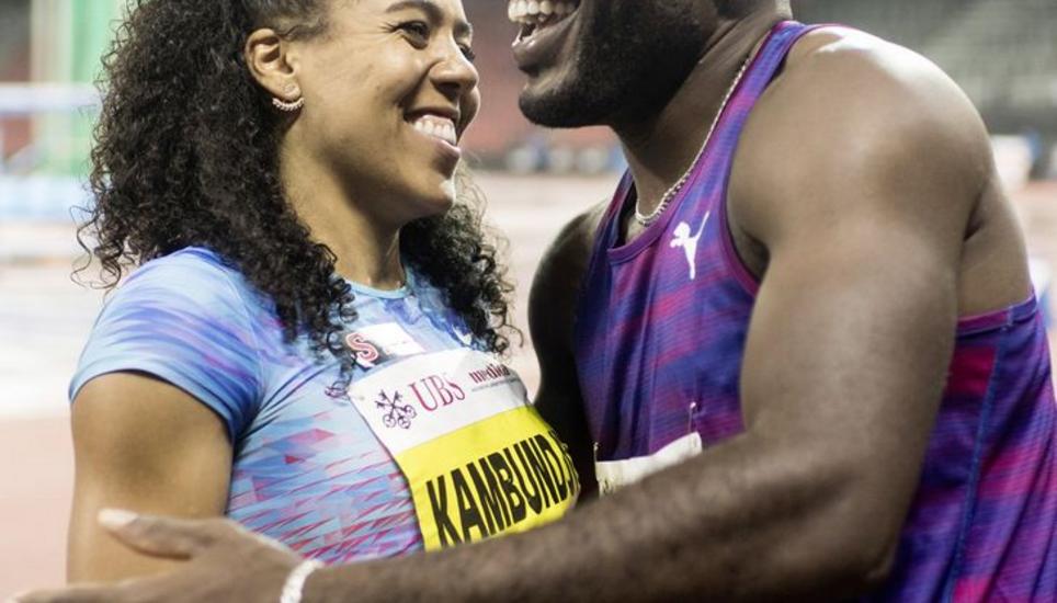 Mujinga Kambundji (links) und Alex Wilson, die sich hier an der SM in Zürich über die Titel über 100 m freuen, sind zwei der Schweizer WM-Hoffnungen für London. Bild: Key