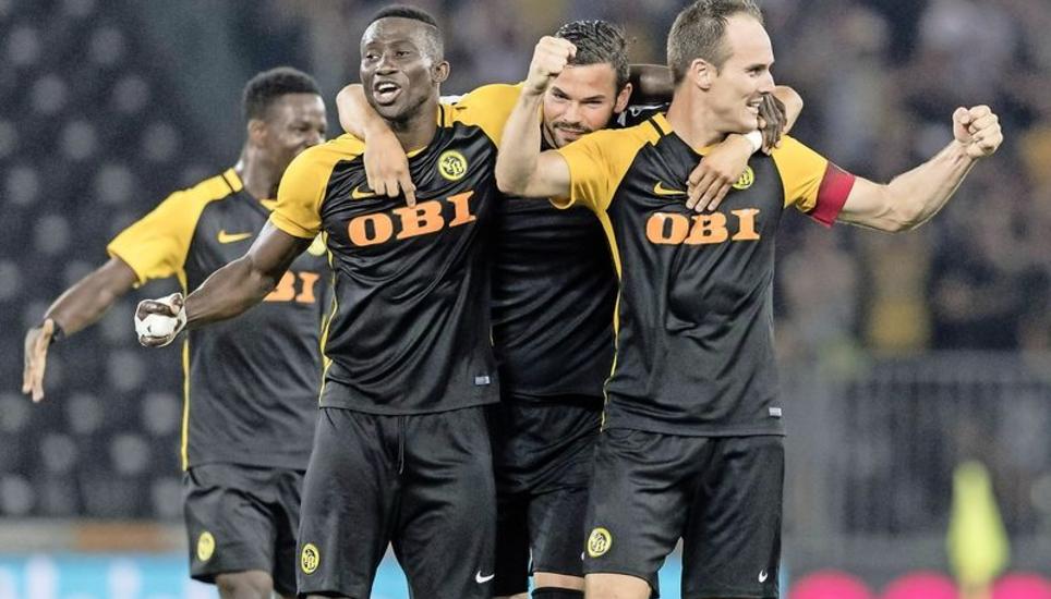 Wir sind stark: Die YB-Spieler um den überragenden Steve von Bergen (vorn) siegten in der Champions-League-Qualifikation mit 2:0 gegen Dynamo Kiew und haben mindestens die Qualifikation für die Europa League gesichert. Bild: Key