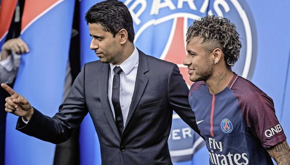 Nasser Al-Khelaifi, Vorsitzender der Investorengruppe Qatar Sports Investments und Vereinspräsident bei Paris Saint-Germain, begrüsst den neuen Star Neymar (r.).Bild Key