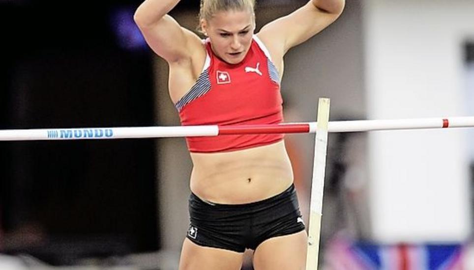 Die Andelfinger Stabhochspringerin Angelica Moser – mit aufgemalten Schweizerkreuzen auf ihren Fingernägeln – beklagte grosses Pech in der Qualifikation. Bild: Key