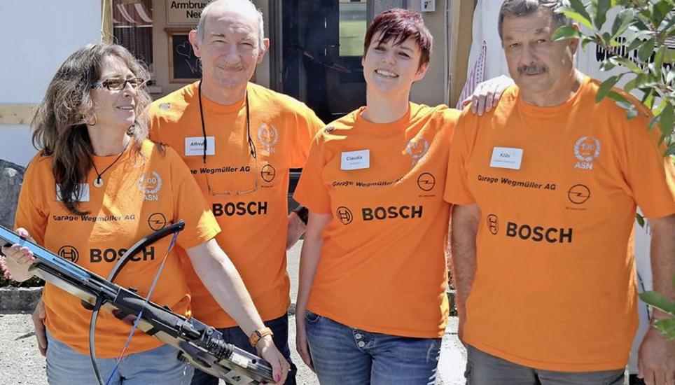 Im Bild ist ein Teil der Organisatoren des 100-Jahr-Jubiläums der Armbrustschützen Neuhausen zu sehen: Stefanie Tonina (Vizepräsidentin und Aktuarin), Alfredo Tonina (Schützenmeister), Claudia Poesdorf (Aktivschützin) und Jakob Bruderer (Materialwart, von links).