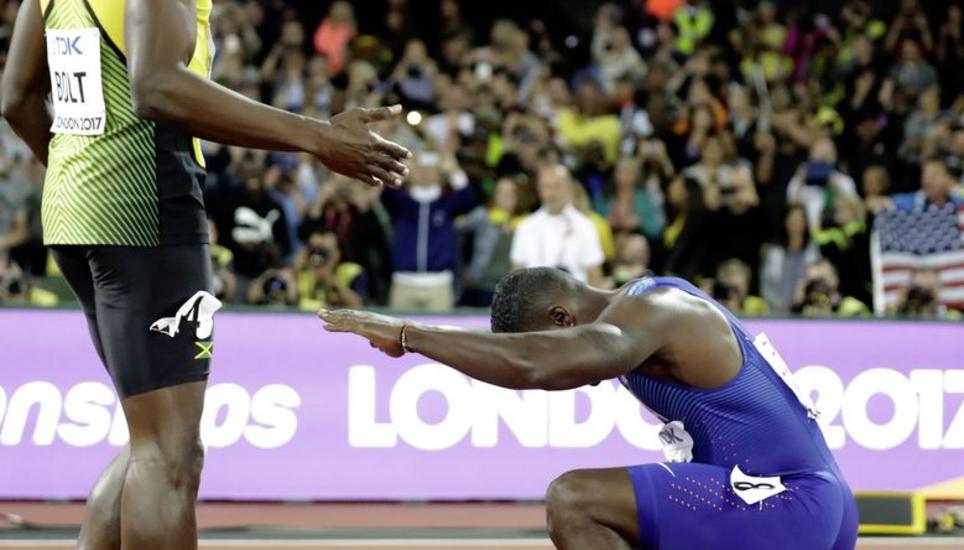Ein ungewöhnliches Bild nach einer sehr knappen Entscheidung im 100-m-Final: Der neue Weltmeister Justin Gatlin (rechts) verneigt sich vor dem Superstar Usain Bolt, der «nur» Bronze geholt hatte.