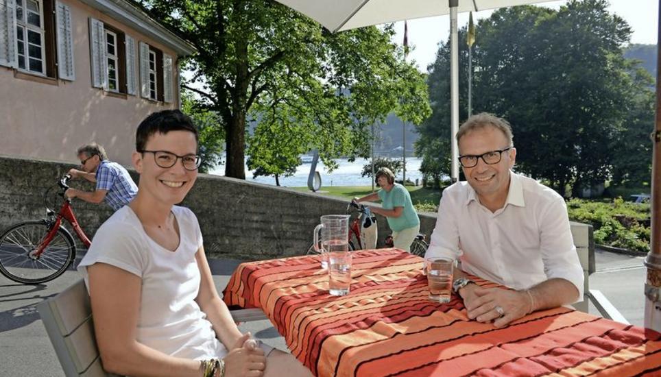 «Wer hier wohnt, muss Menschen mögen»: An der Terrasse von Tabea und Beat Häberli kommen dauernd Passanten vorbei. Bild: Selwyn Hoffmann