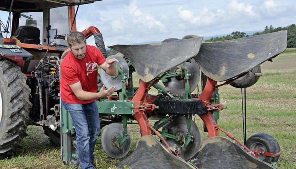 Landwirt Beat Sprenger aus dem Kanton Baselland bereitet sich auf die Europameisterschaft im Wettpflügen vor. Bild: Edith Fritschi