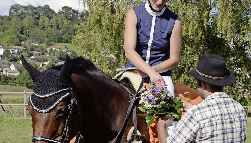 Lohn der Müh: Monika Eigenmann aus Kloten, die Siegerin der Hauptprüfung in Thayngen mit der 20 Jahre alten Stute Think Twice, erhält von Mario Bührer, dem OK-Vizepräsidenten, ihre Siegesprämie. pd-Bild: Louis Meister