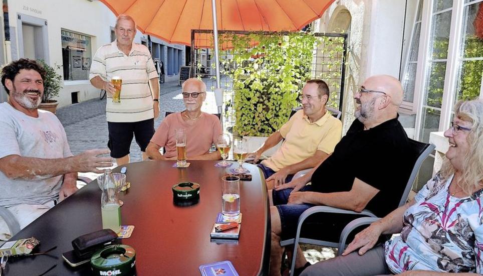 Eine gesellige Runde vor dem Restaurant Kastanienbaum in der Webergasse: Ob es tatsächlich ein Bier zum verdienten Feierabend gibt, oder ob man schon pensioniert ist, spielt hier keine Rolle. Bild: Bruno Bührer