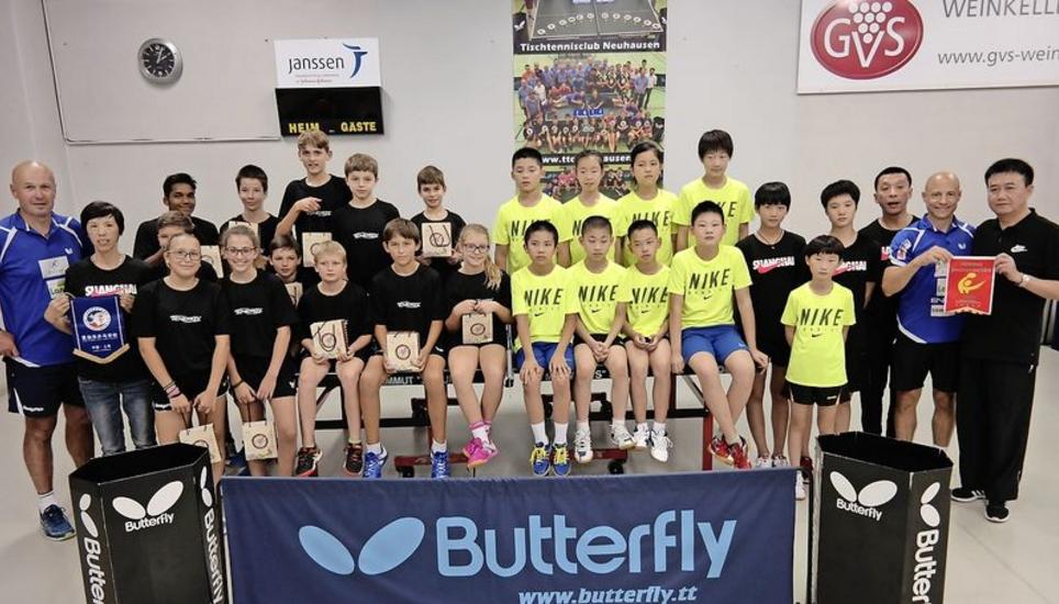 Erinnerungsbild vom Besuch der Tischtennisschule aus Schanghai beim TTC Neuhausen. Bild Pascal Oesch
