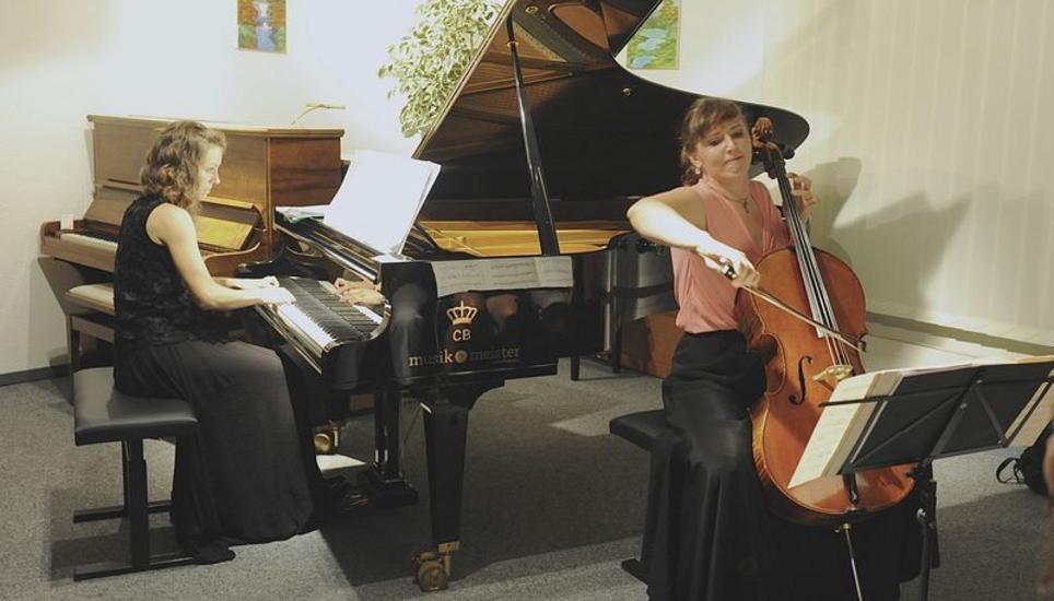 Die Lettinnen Elina Bertina am Klavier und Gunta Abele am Violoncello spielten unter anderem Debussy und Grieg. Bild: Bruno und Eric Bührer