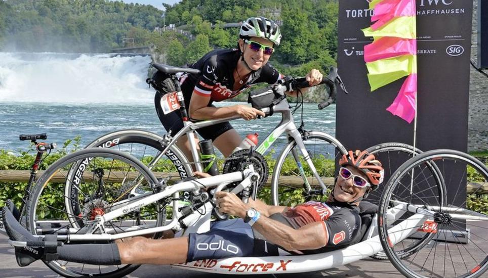 Gemeinsam ein grosses Ziel anpeilen: Rita und Heinz Frei vor der Rheinfall-Kulisse, bevor der Startschuss erfolgte. Nach 23 Stunden war das Duo im Ziel. Bild Pascal Oesch