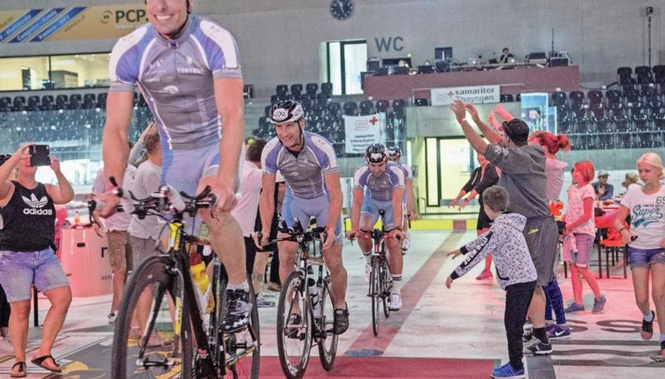 Glücksmomente bei der Rückkehr nach Schaffhausen. Das Schaffhauser Viererteam Bergerhammann, bestehend aus David Günthard, David Winzeler, Philipp Heusi und Pascal Dommen, im Ziel in der IWC-Arena. Bild: Roger Albrecht
