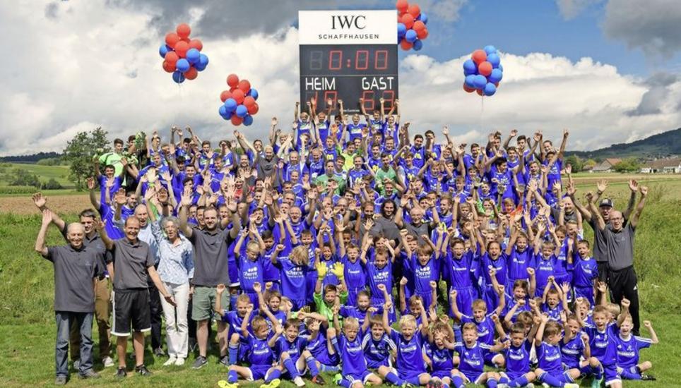 Ein historisches Ereignis für den FC Neunkirch. Auf dem Sportplatz Randenblick wurde eine Matchuhr eingeweiht. Auf der Resultatanzeige steht das Gründungsjahr des Vereins: 1963. Gross ist die Freude bei den Klettgauern. Alle Spielerinnen und Spieler waren gekommen. Bild: Michael Kessler