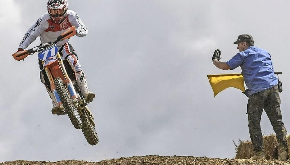 Risikosport: Oft hoch hinaus geht es beim Motocross, die Gefahr eines Unfalls ist immer vorhanden. Bild: Michael Kessler