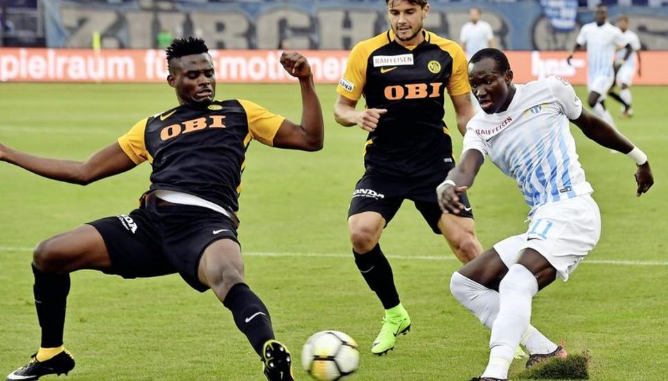 Raphael Dwamena (rechts) narrt künftig nicht mehr die YB-Abwehrspieler, sondern die Verteidiger in der Premiere League in England. Der FCZ-Stürmer sorgt dafür, dass die Kasse des FC Zürich kräftig geäufnet wird. Bild: Key