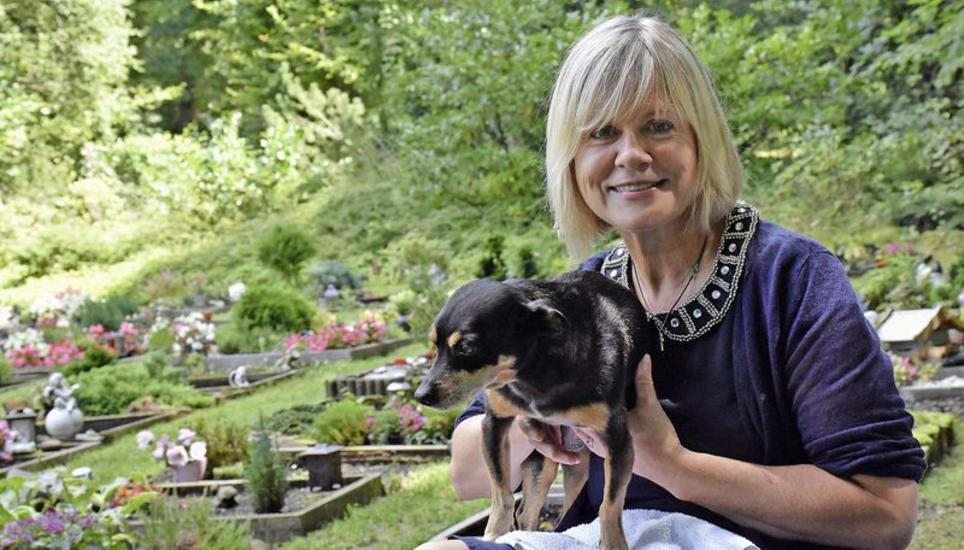 Nicht nur Birgit Hafner, Besitzerin des Tierfriedhofs Singen, gefällt die Atmosphäre auf dem Grundstück. Auch ihre Hündin Cindy begleitet sie gerne hierhin und fühlt sich sehr wohl. Bild: Lia Pescatore