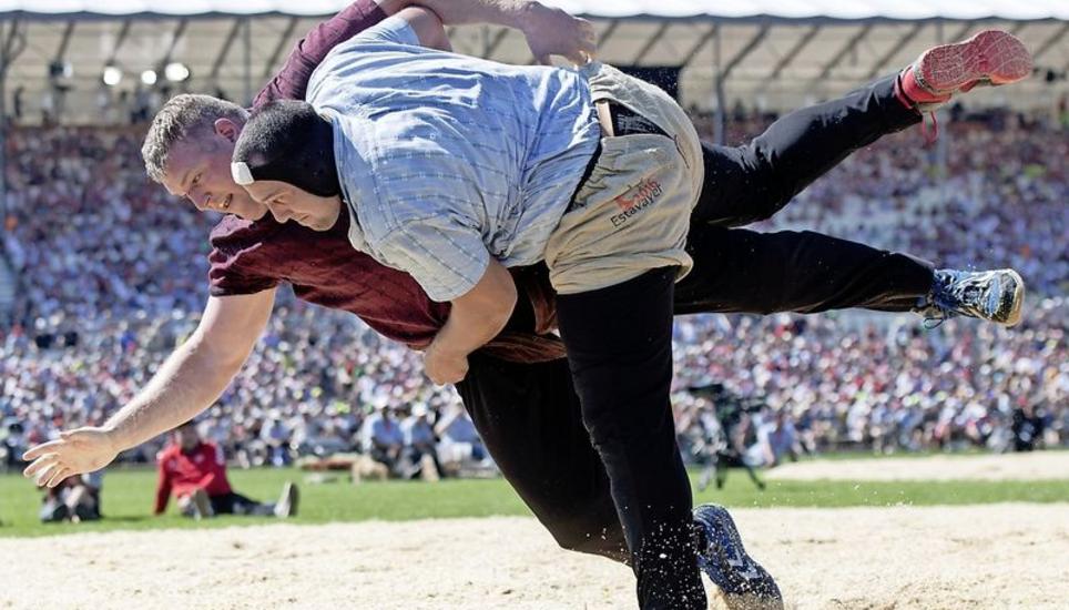 Heisses Duell: Gleich zum Auftakt des Unspunnen-Schwingets treffen zur Freude der zahlreichen Fans Daniel Bösch (vorne) und Christian Stucki aufeinander. Bild: Key