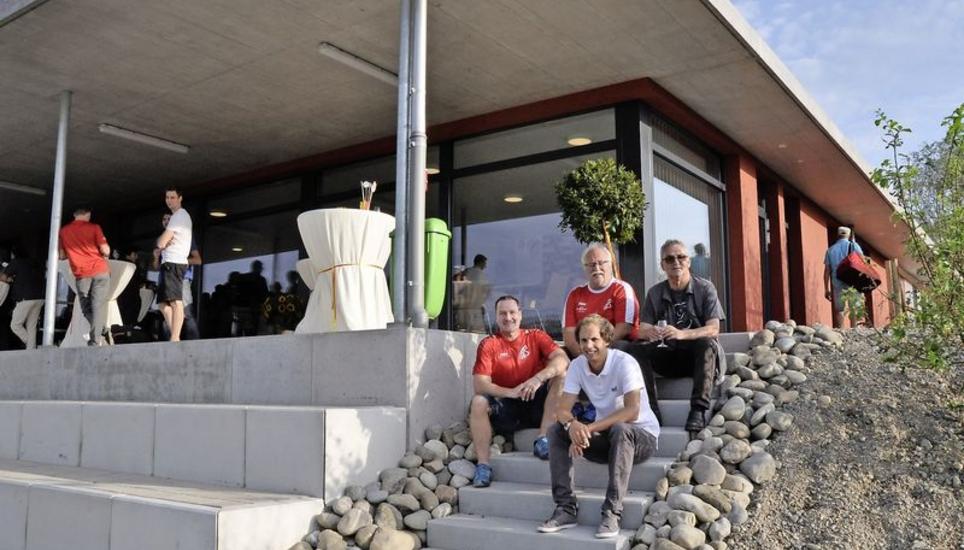 Sie zogen vor und während des Baus des Clubhauses die Fäden (von links): Adrian Schwarzer (Baukommission), FC-Präsident Bernhard Ulrich, Bauchef Jonas Frei (in Weiss) und Architekt Fritz Burgener. Bild: Mark Gasser
