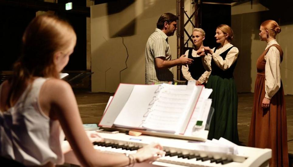 Das Orchester probt zurzeit im Trottentheater in Neuhausen. Ein E-Piano muss in der grossen Halle genügen. Der Regisseur gibt noch schnell letzte Anweisungen.