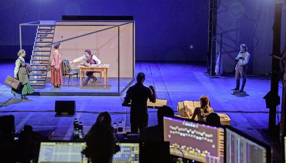 Das bewegliche Bühnenmodul wird als Zimmer bespielt. Die Inszenierung lebt von fliegenden Wechseln und dynamischen Wandlungen von Szene zu Szene. Bilder: Michael Kessler