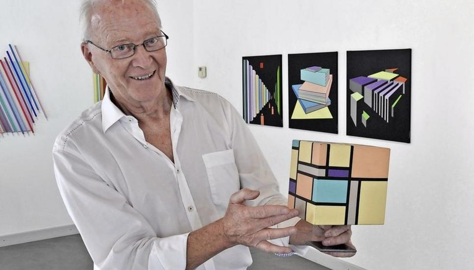 «Die geometrische Ausgewogenheit passt zu mir», sagt Matthias Brunschwiler, hier mit seinem Werk «Cube II». Bild: Mark Gasser