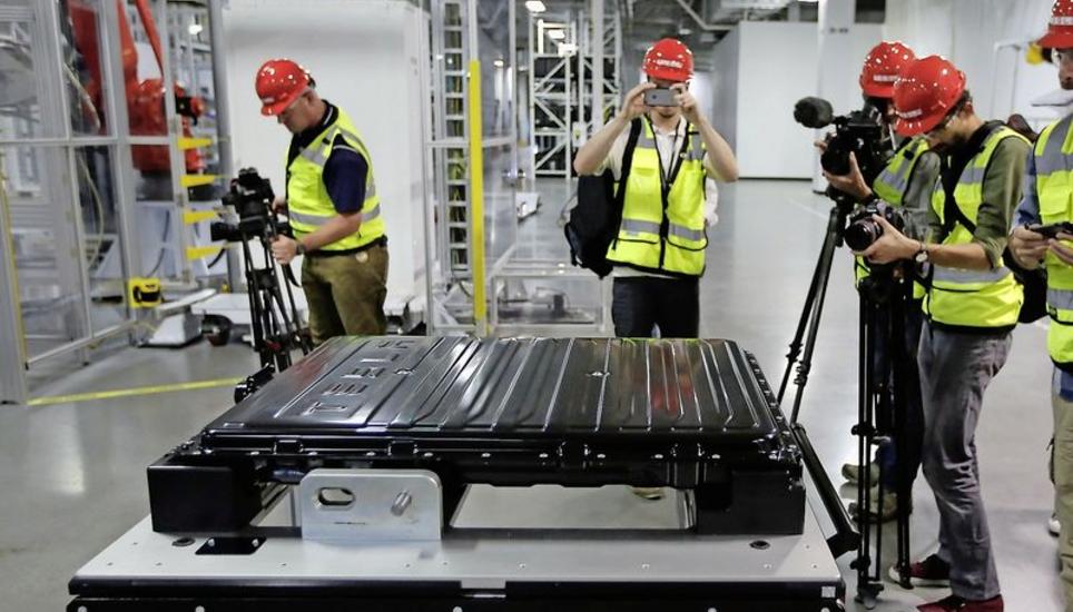 Ein Tesla-Akku wird auf einem Medienrundgang präsentiert. Tesla-CEO Elon Musk baut derzeit die grösste Batteriefabrik der Welt, die sogenannte Gigafactory in der Wüste von Nevada. Bild: Key