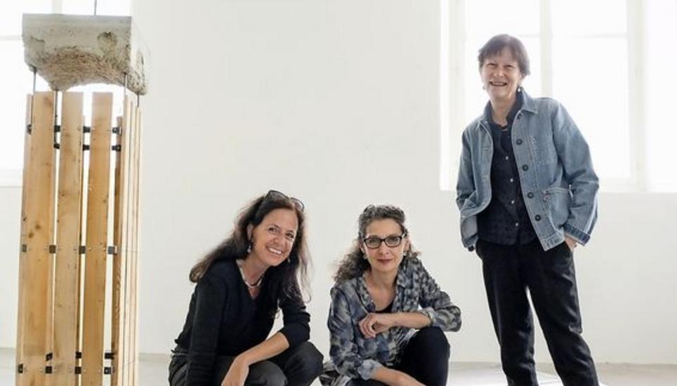 Stellen aktuell in der Galerie Reinart aus: Jacqueline Weiss, Leo Bettina Roost und Ursula Rutishauser (von links). Bild: Evelyn Kutschera
