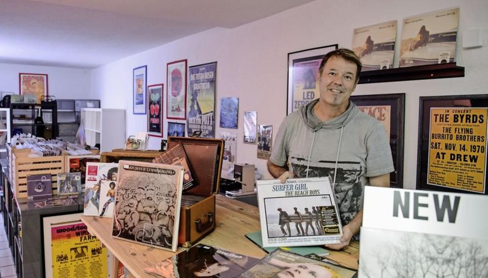 Eine Zeitreise in die Ära, wo es noch Plattenläden gab, kann man im neu eröffneten Vinylpunkt an der Neustadt in Schaffhausen machen. Hier bietet Peter Meyer Schallplatten und CDs aller Sparten für Sammler und Nostalgiker an. Bild: Selwyn Hoffmann