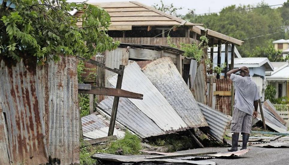 Nach dem Hurrikan Irma steht ein Mann vor dem Trümmern seines Hauses in St. John’s, der Hauptstadt des Inselstaates Antigua und Barbuda in der Karibik. Bild: Key