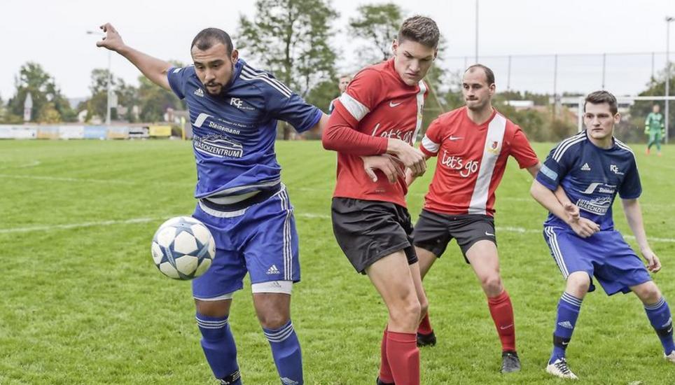 Erinnerungen: Derzeit haben solche Bilder von der Sportanlage Stumpenboden in Feuerthalen (hier vom letztjährigen Drittligaspiel gegen den FC Büsingen) nur noch Erinnerungswert. Das Heimteam spielt heute in der 4. Liga. Bild: Roger Albrecht