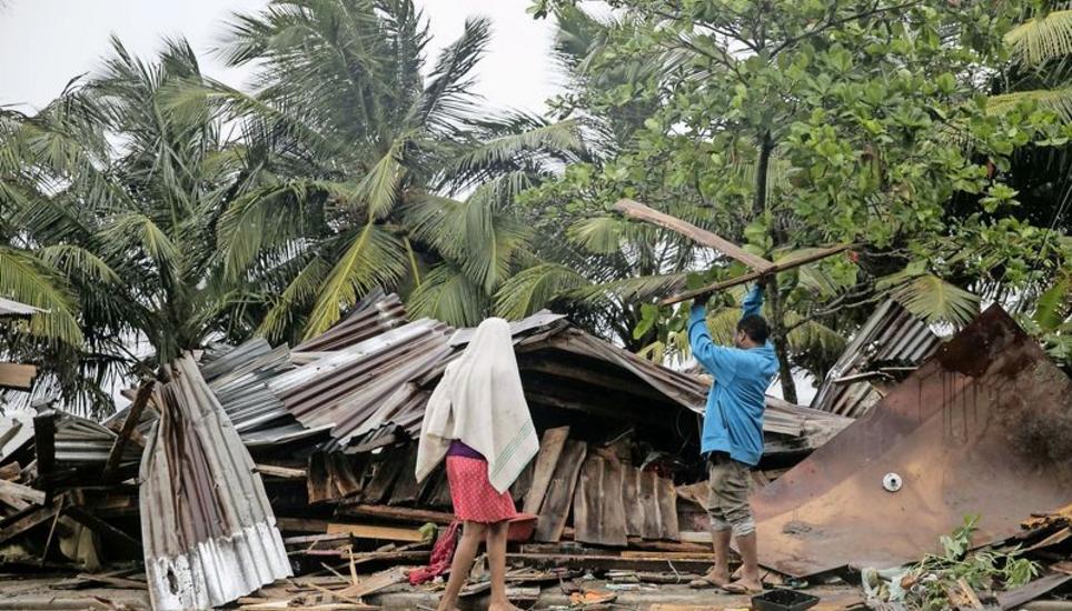 Zwei Männer untersuchen die Trümmer ihres Hauses in Nagua in der Dominikanischen Republik, wo der Hurrikan grosse Verwüstung hinterliess. Bis morgen soll «Irma» Florida erreichen. Bild: Key