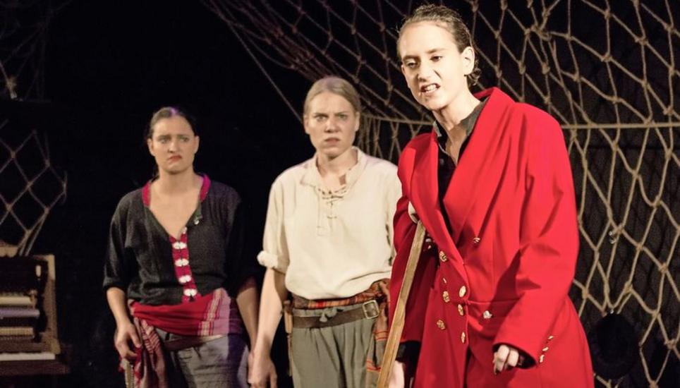 Der böse Pirat Long John Silver im roten Mantel (Fanny Nussbaumer) und seine Crew (Agatha Kupper und Mirjam-Sina Schlatter) jagen den Schatz ihres ehemaligen Captain Flint. Bild: Phillip Schmanau