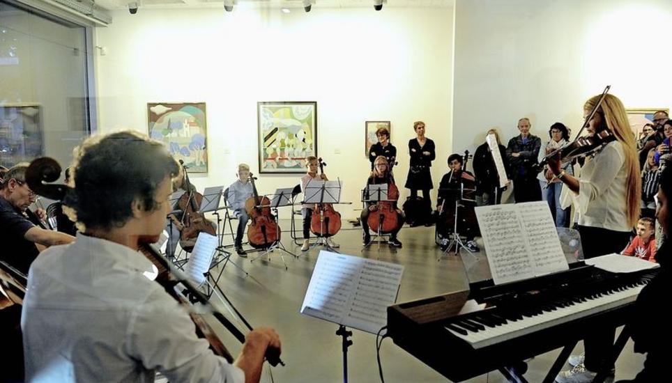 Umgeben von Gemälden spielte das Celloensemble der Jungendmusikschule Singen unter der Leitung von Christoph Theinert Klassisches, aber auch Rockmelodien. Bild: Bruno + Eric Bührer