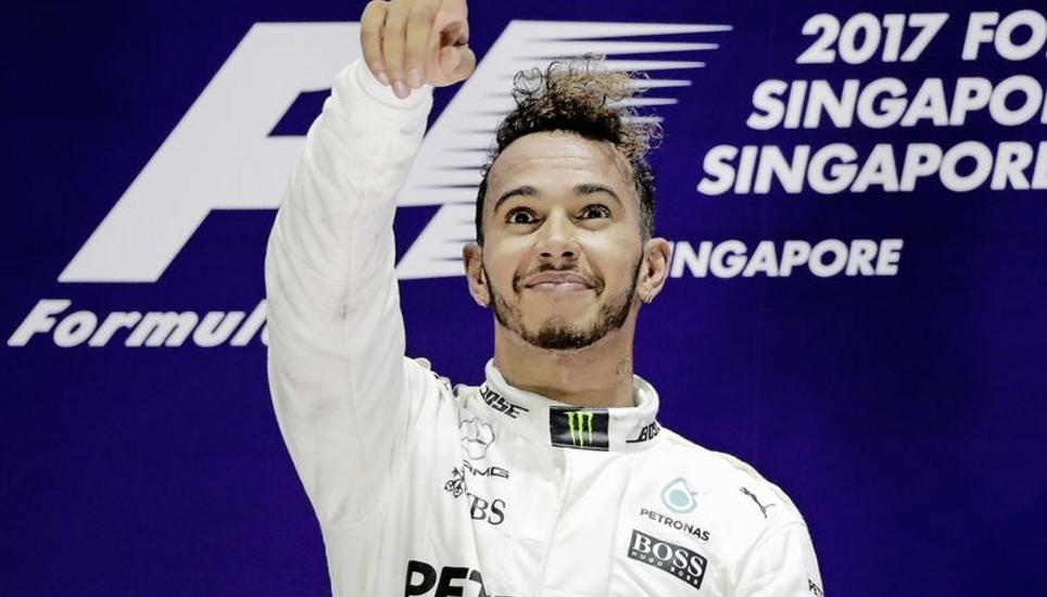 Da geht’s lang zum WM-Titel: Mercedes-Pilot Lewis Hamilton machte mit seinem Sieg in Singapur einen grossen Schritt in Richtung Titelgewinn, in der Gesamtwertung führt er nun klar vor Ferrari-Pilot Sebastian Vettel. Bild: Key