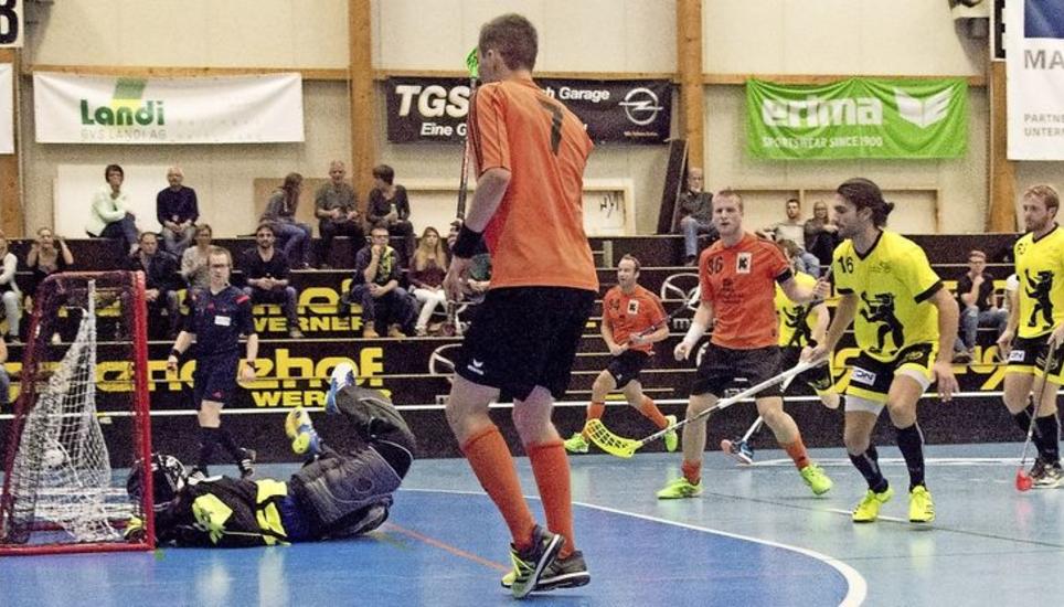Da sah es noch gut aus für die Kadetten-Unihockeyaner: Adrian Stottele (7) hat zum 3:2 getroffen; rechts mit Nummer 36 Spielertrainer Janick Gysel. Bild: Marianne Räss