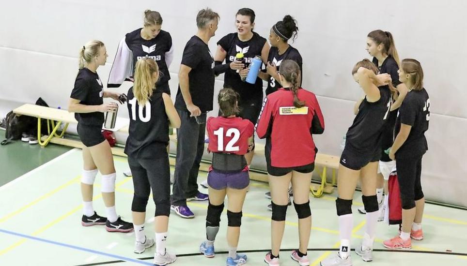 Ludwig Horvath, der Assistenztrainer des VC Kanti (Mitte), während einer Instruktion seines Teams beim ersten Testspiel in Schaan, das 1:3 verloren ging. Bild: Werner Schläpfer