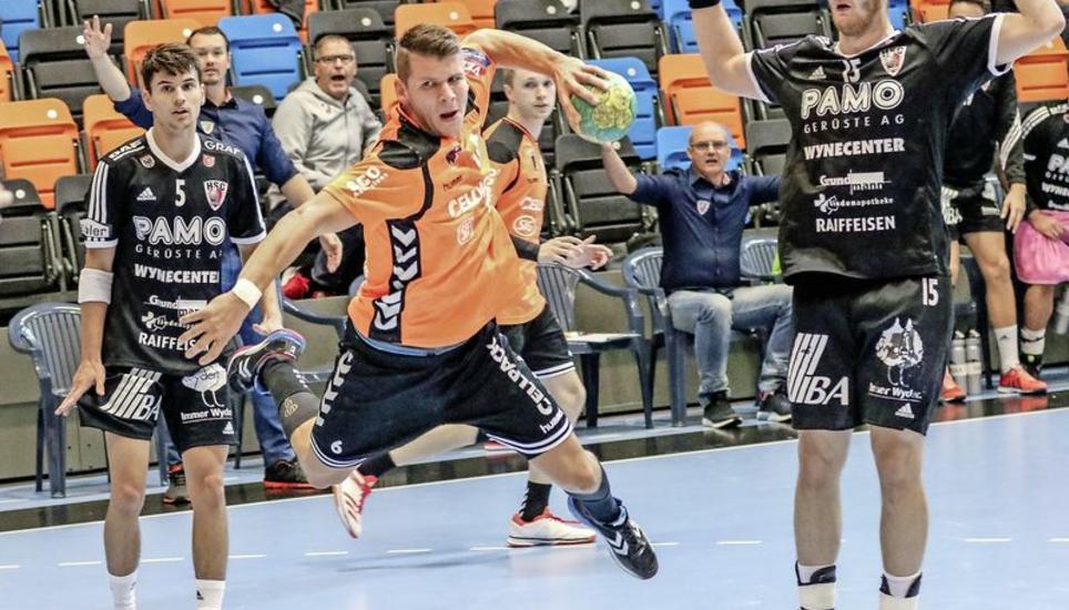 Der Kadetten-Captain Dimitrij Küttel hat sich beim 27:27 für einmal gegen die Suhrer Verteidiger durchgesetzt. Bild: Daniel Küttel