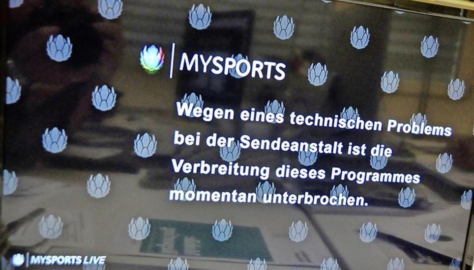 In die Röhre guckten die Kadettenfans gestern zuerst auf dem neuen Sportsender «Mysports»: Bis zur 40. Minute gab es gar kein Bild, sondern nur etwas gestörten Ton aus León. Immerhin gab es dann die entscheidende Phase mit dem fachmännischen Kommentar von Herbert Zimmermann live zu sehen. Bild: dfk