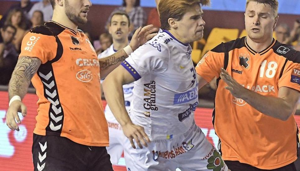 León-Spieler Mario Lopez (Mitte) findet die Lücke zwischen den Kadettenspielern Johan Koch (21) und Michal Szyba (18). Bild: Key