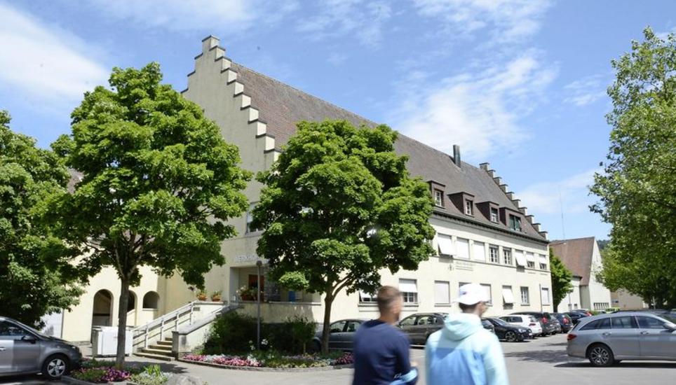 Das heutige Werkhofgebäude im Ortszentrum wird in den kommenden Jahren wohl weiterhin von Einwohnerkontrolle, Zentralverwaltung und Verwaltungspolizei genutzt . Mittelfristig wird das Gebäude vermutlich Neubauten weichen. Bild: Saskia Baumgartner