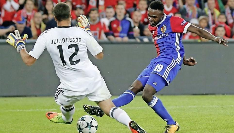 Der Matchwinner des FC Basel, Dimitri Oberlin, trifft hier zum 2:0 gegen Benficas Goalie Julio Cesar. Bild: Key