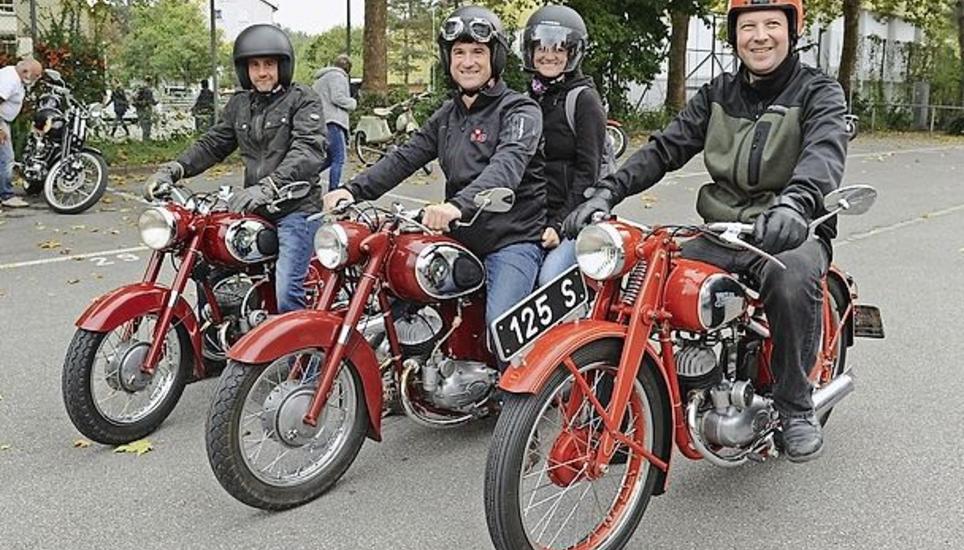 Erstmals waren dieses Jahr auch Motorräder zum Oldtimertreffen zugelassen. Nach der Rundfahrt machen sich die Fahrer Michael Leitner, Roger Kurz und Koni Heinig (von rechts) auf den Heimweg nach Beringen.