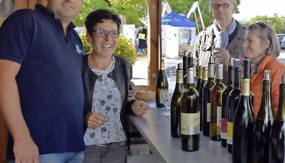 Christian Brühlmann und Maja Kramer (links) hatten hinter dem Weinstand viel Spass mit den geselligen Besuchern im Zentrum von Gächlingen. Bild: Thomas Güntert