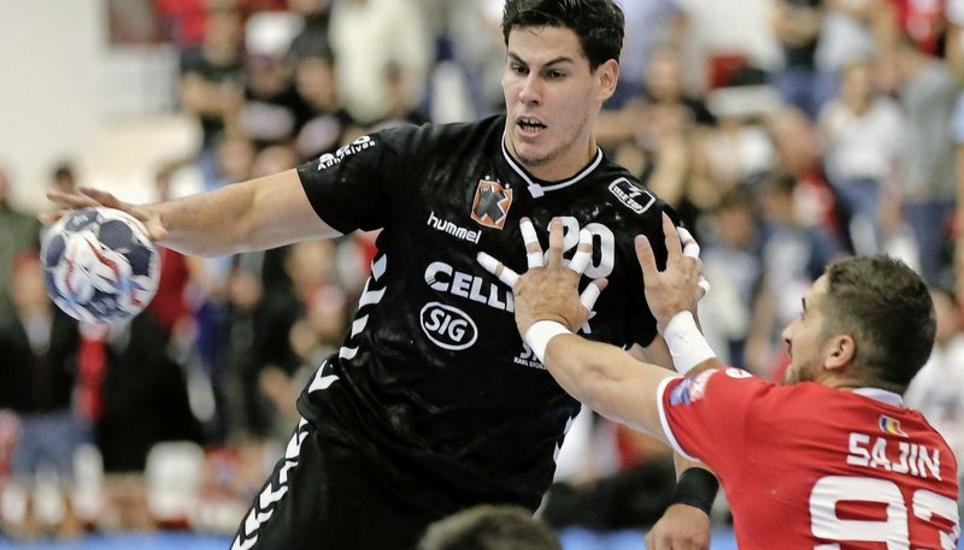 Der Kadetten-Shooter Luka Maros (20) im Angriff gegen die Verteidigung von Dinamo Bukarest. Bild: Key