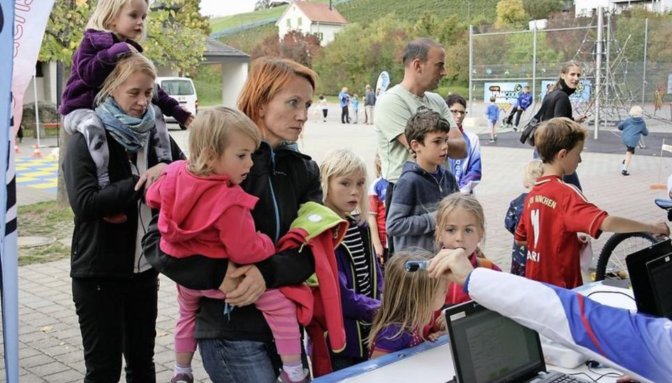 Grosses Interesse am Schulhaus-OL für Familien in Dachsen. Bild: Beat Meier