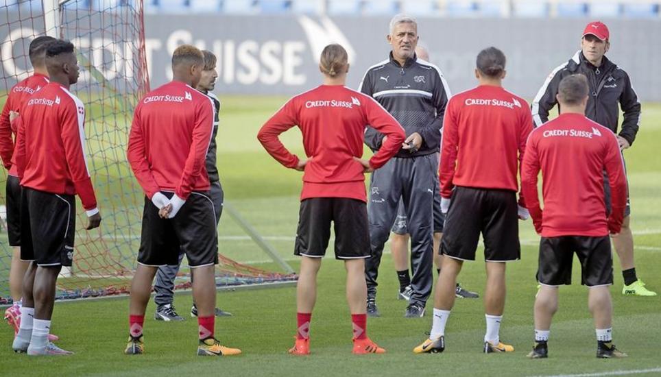 Vladimir Petkovic stimmt seine Spieler auf das Training von gestern Abend im Basler St. Jakob-Park ein, in dem heute das WM-Qualifikationsspiel gegen Ungarn ausgetragen wird. Bild: Key