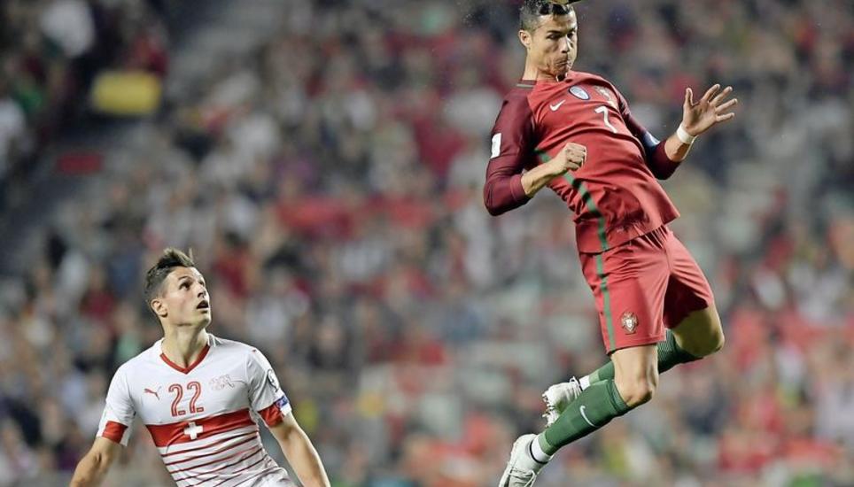 Superstar Cristiano Ronaldo scheint in der Luft zu schweben, Verteidiger Fabian Schär staunt. Portugal war insgesamt über die 90 Minuten zumeist obenauf. Bild: Key