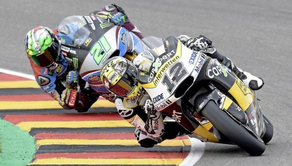 Heisses Duell um den Titel: Tom Lüthi (Nummer 12) will in den letzten Rennen noch an Franco Morbidelli vorbeiziehen. Bild: Key