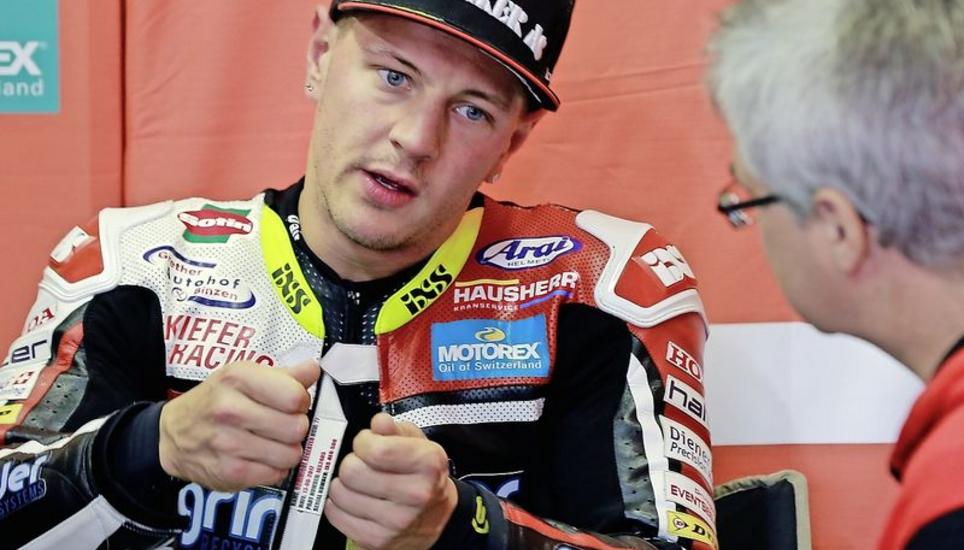 Dominique Aegerter diskutiert mit seinem Team nach der Disqualifikation in Misano. Bild: Key