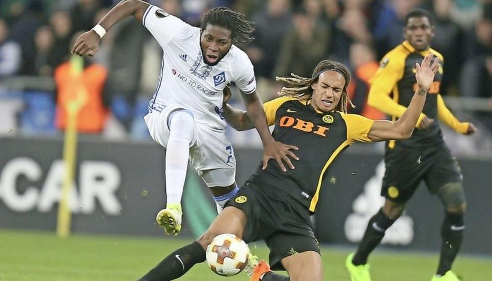 Im Zweikampf: Dieumerci Mbokani (links, Dynamo Kiew) gegen Kevin Mbabu von den Young Boys. Bild: Key