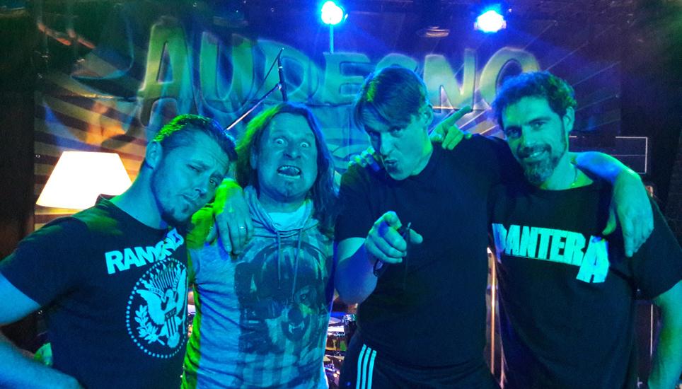 Die Band Audesno vor ihrem Banner. Bild: Radio Munot